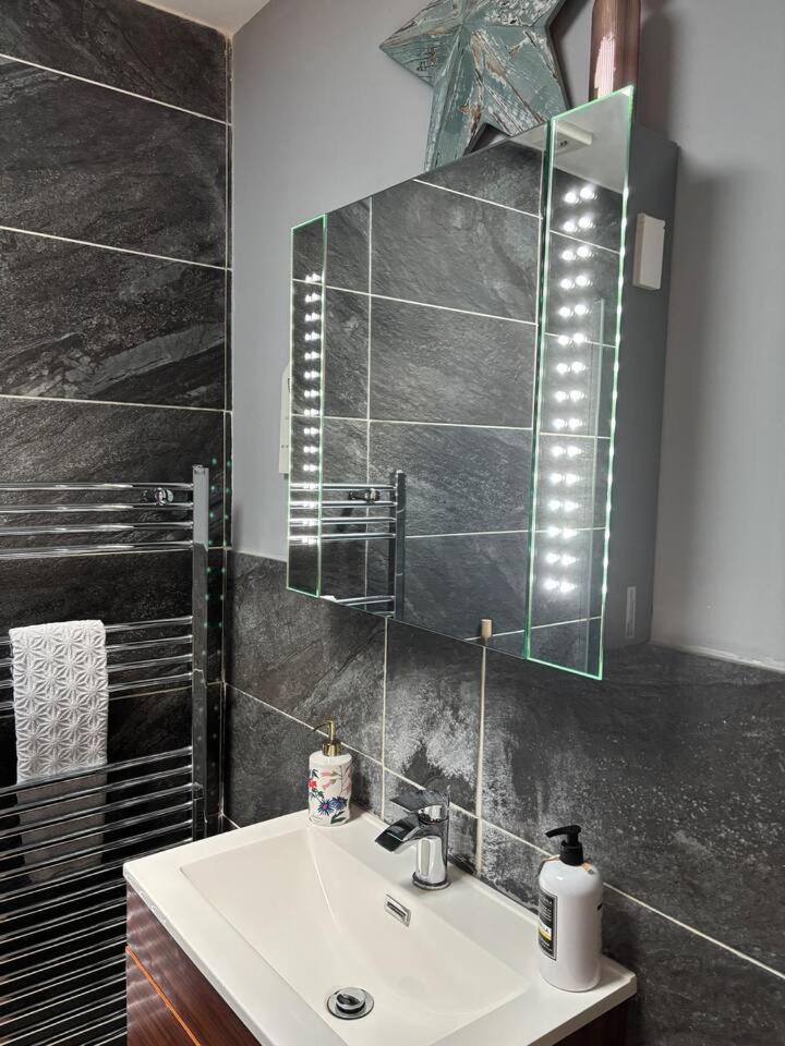 דירות בורנמות' Secret Gem 1 Bed Garden Flat Private Luxury Hot Tub מראה חיצוני תמונה